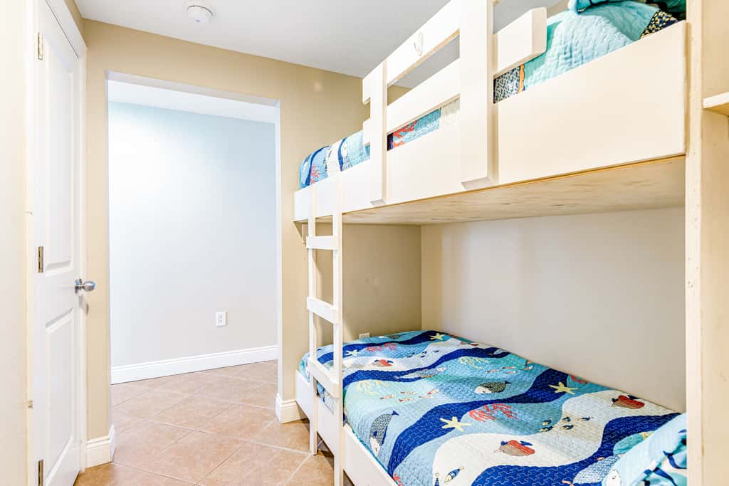 Beachfront condo with balcony view & pool - snowbird-friendly