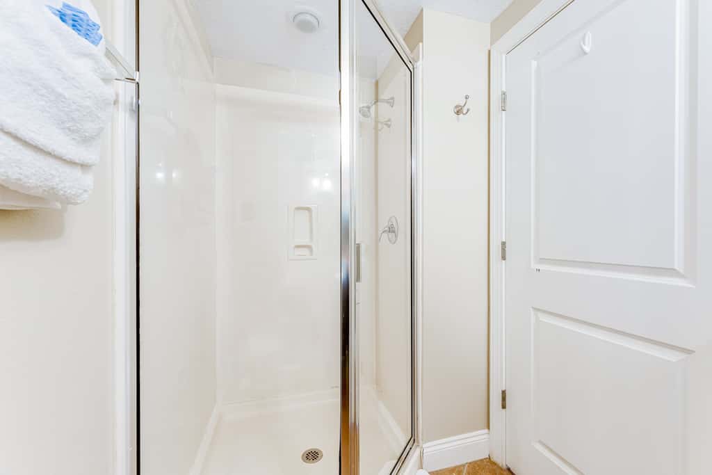 Beachfront condo with balcony view & pool - snowbird-friendly