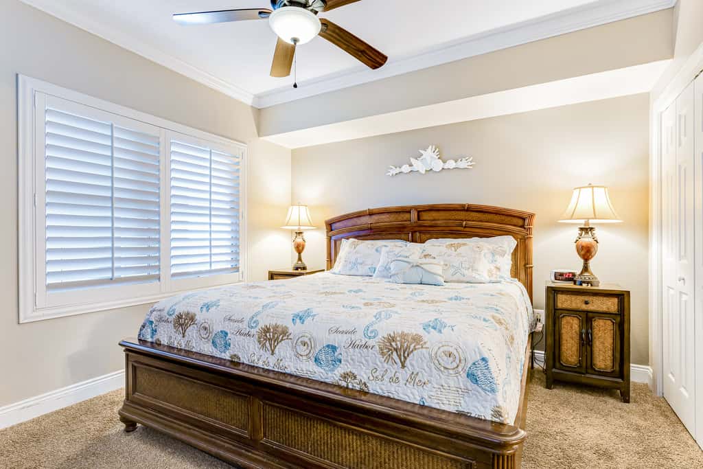 Beachfront condo with balcony view & pool - snowbird-friendly