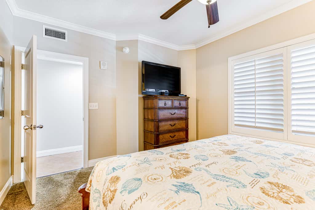 Beachfront condo with balcony view & pool - snowbird-friendly