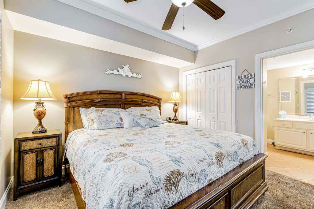Beachfront condo with balcony view & pool - snowbird-friendly