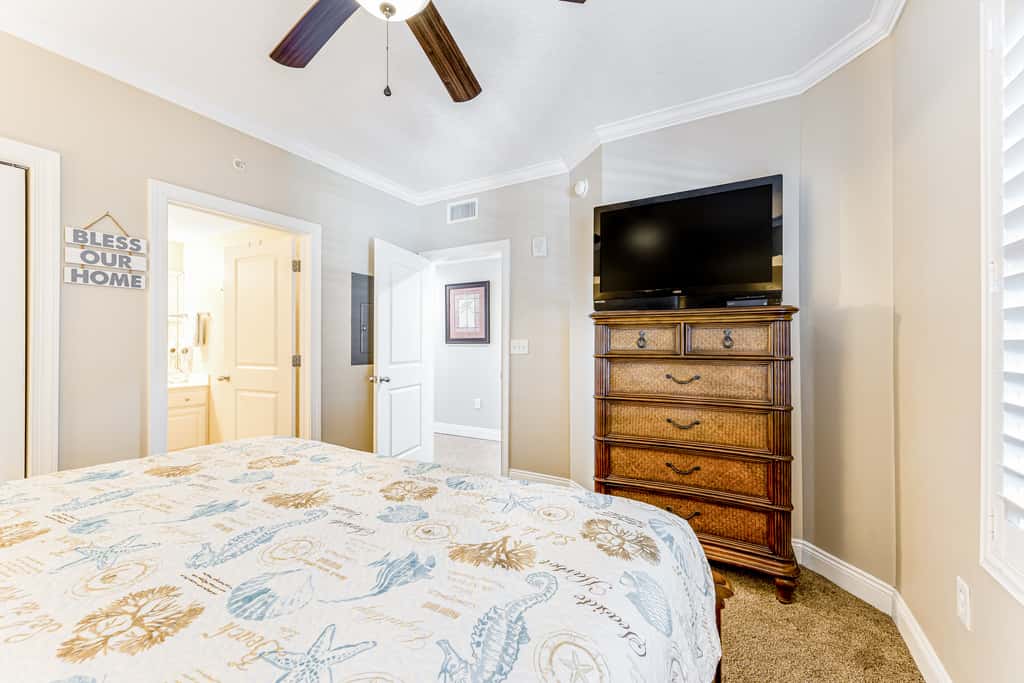 Beachfront condo with balcony view & pool - snowbird-friendly