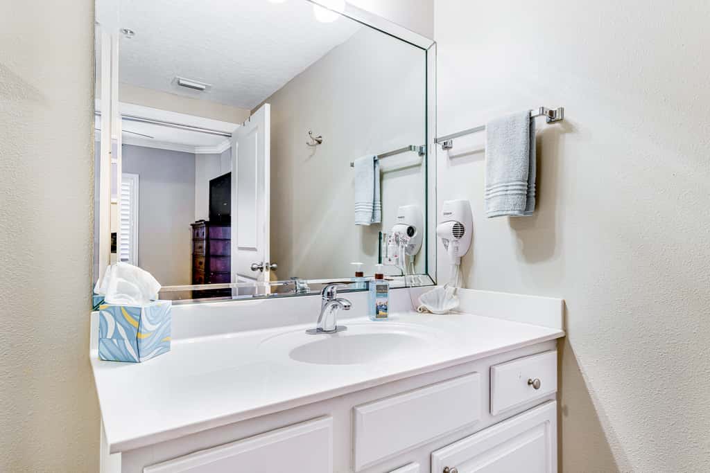 Beachfront condo with balcony view & pool - snowbird-friendly