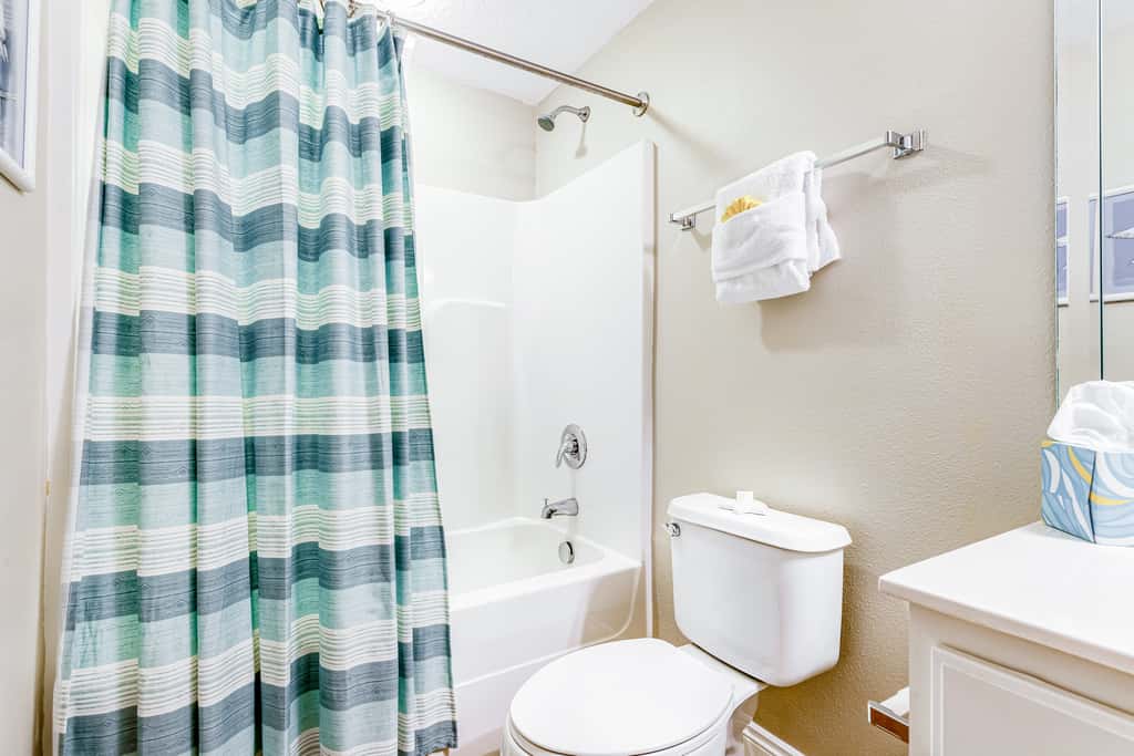 Beachfront condo with balcony view & pool - snowbird-friendly