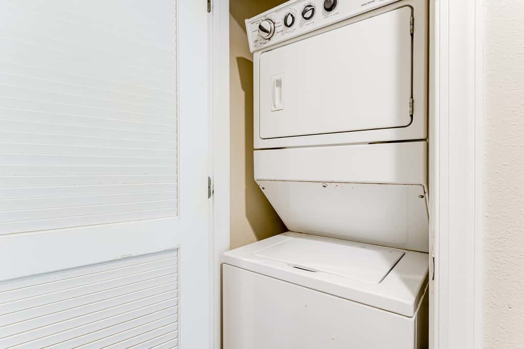 Beachfront condo with balcony view & pool - snowbird-friendly