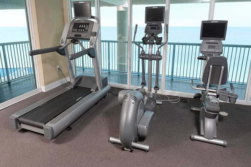 Beachfront condo with balcony view & pool - snowbird-friendly
