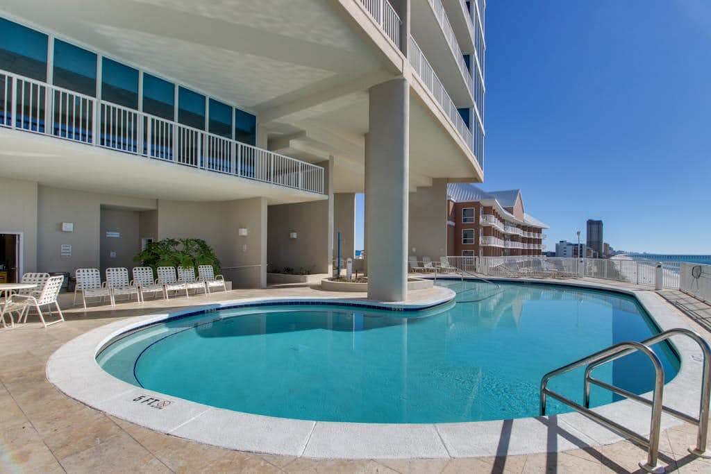 Beachfront condo with balcony view & pool - snowbird-friendly