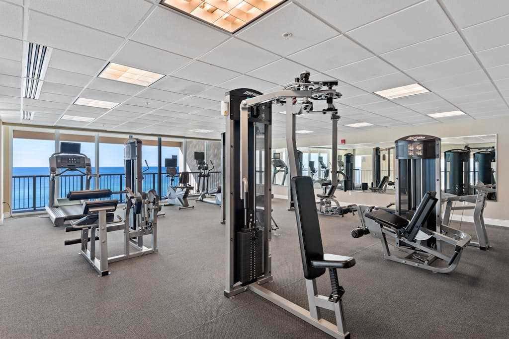 Beachfront condo with balcony view & pool - snowbird-friendly