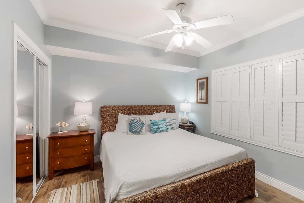 Gulf-facing condo with pool, scenic balcony, beach service & beach access