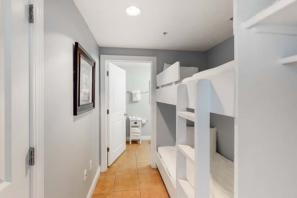 Gulf-facing condo with pool, scenic balcony, beach service & beach access