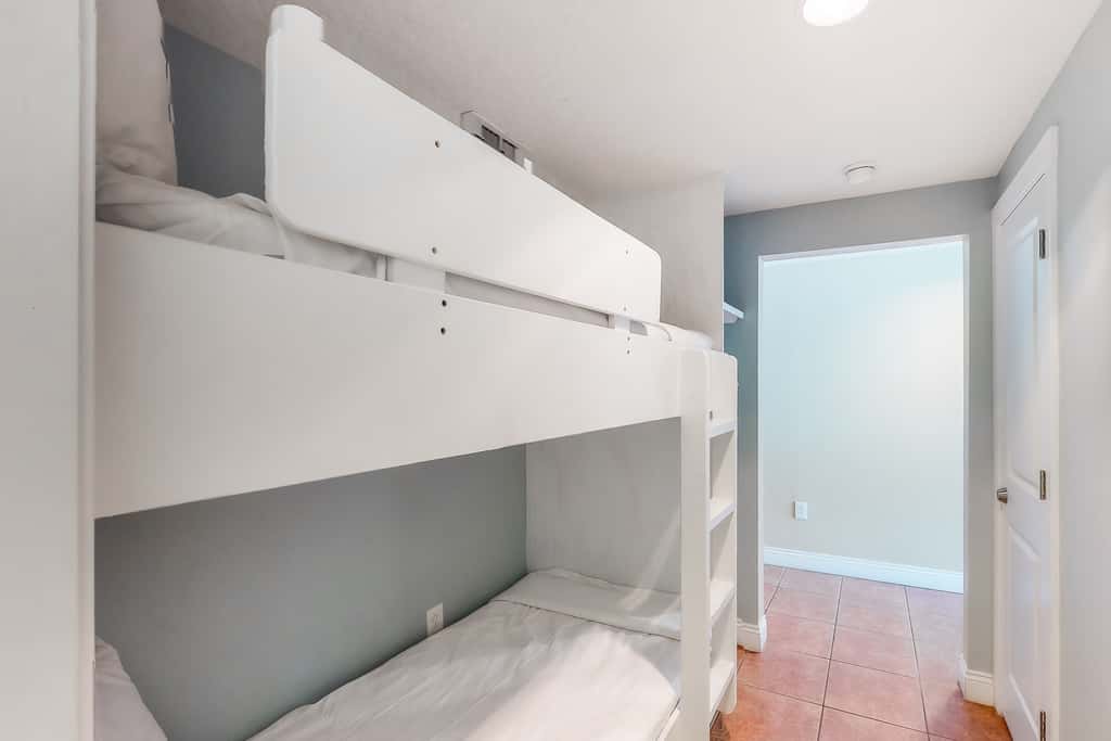 Gulf-facing condo with pool, scenic balcony, beach service & beach access
