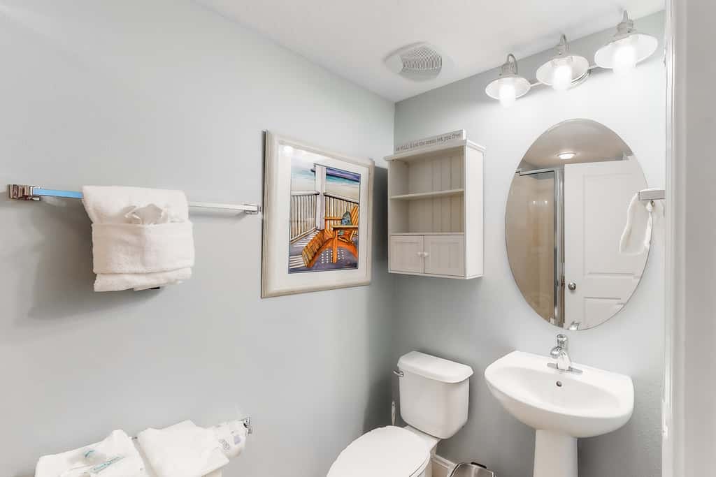 Gulf-facing condo with pool, scenic balcony, beach service & beach access