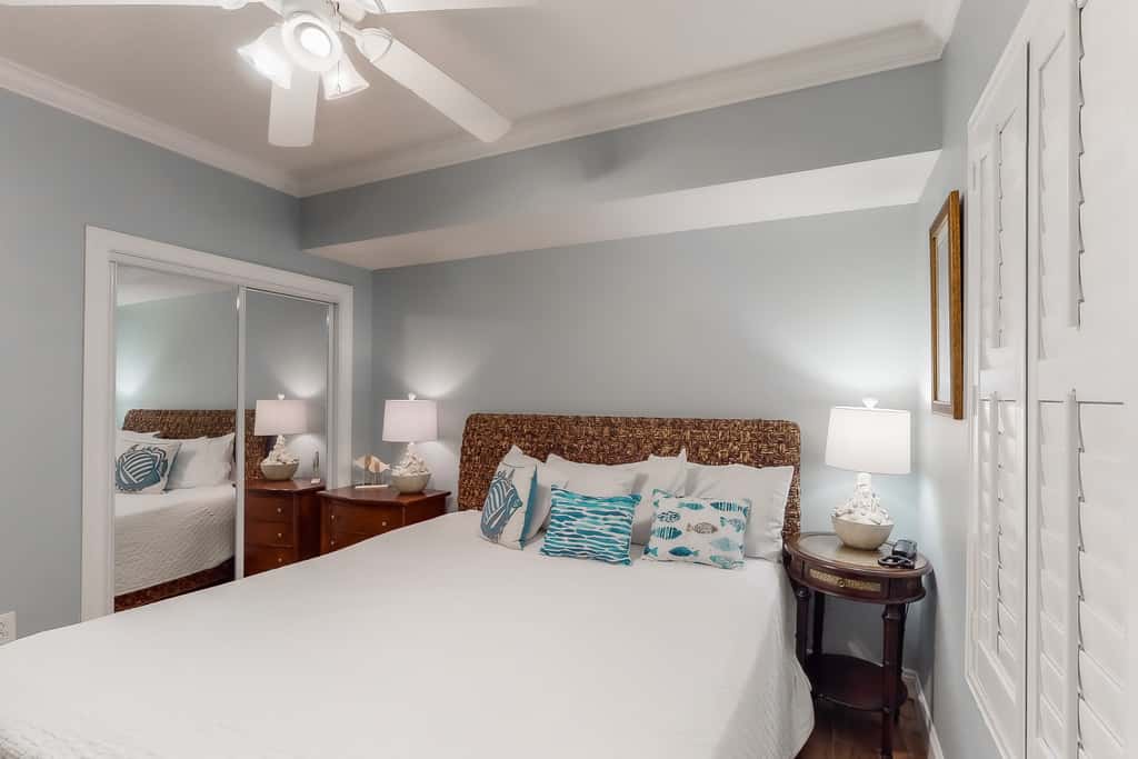 Gulf-facing condo with pool, scenic balcony, beach service & beach access