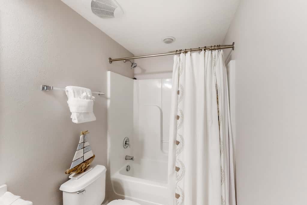 Gulf-facing condo with pool, scenic balcony, beach service & beach access