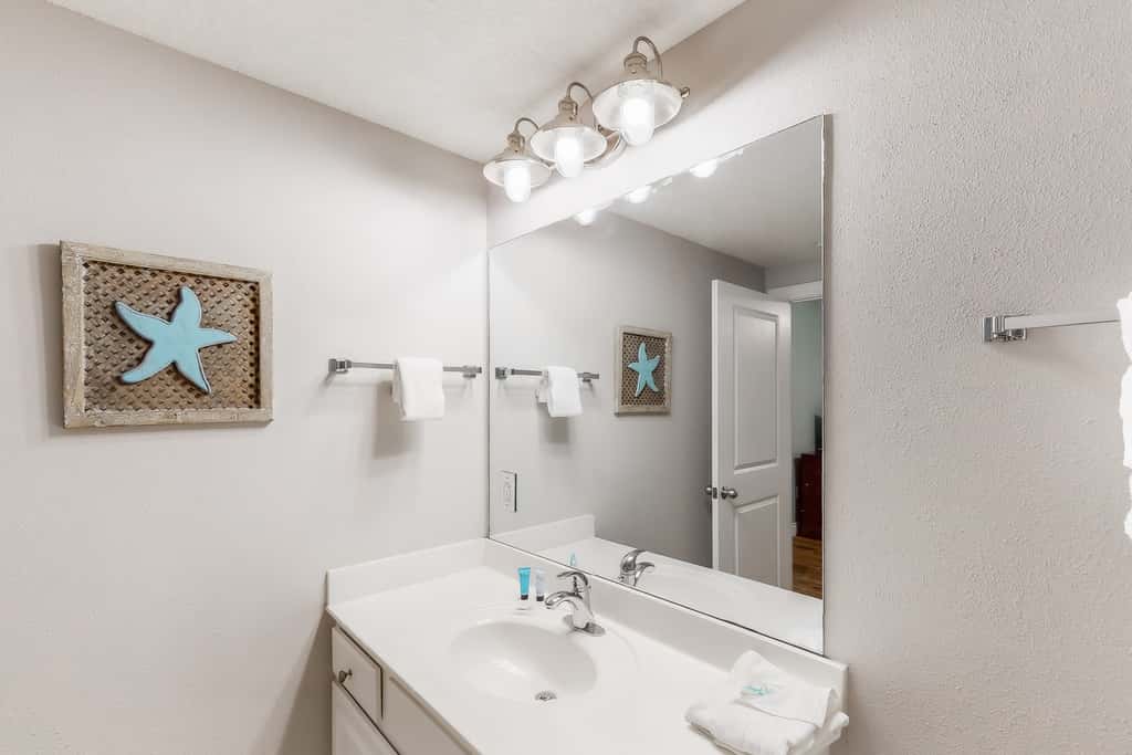 Gulf-facing condo with pool, scenic balcony, beach service & beach access