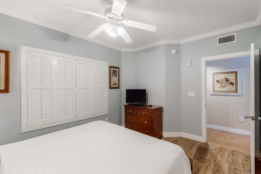 Gulf-facing condo with pool, scenic balcony, beach service & beach access