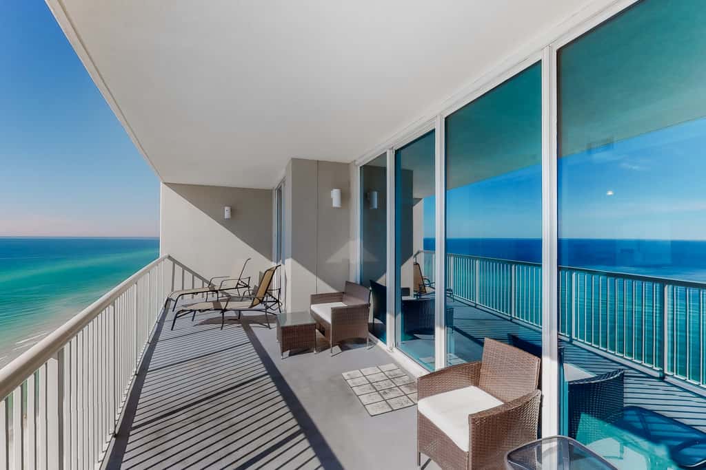 Bright Gulf-facing condo on the beach with pool & hot tub