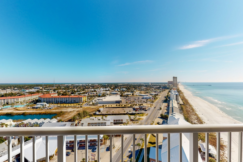 Bright Gulf-facing condo on the beach with pool & hot tub