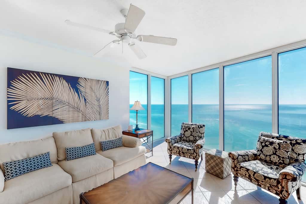 Bright Gulf-facing condo on the beach with pool & hot tub