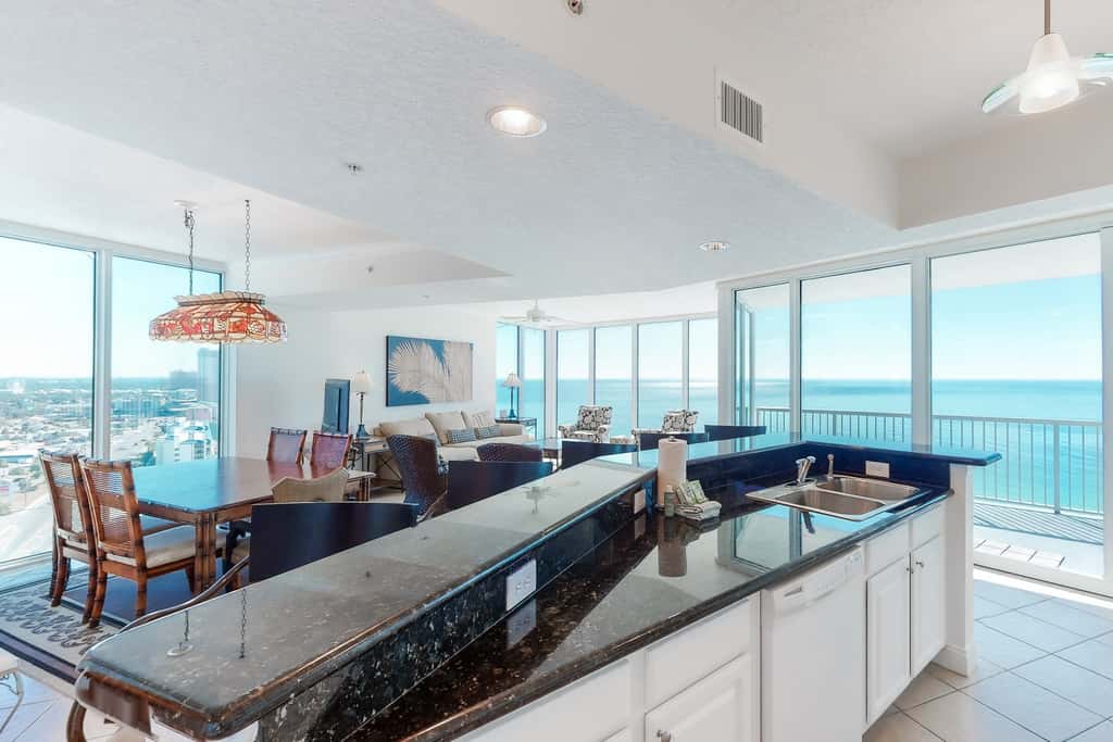 Bright Gulf-facing condo on the beach with pool & hot tub