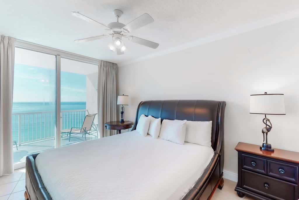 Bright Gulf-facing condo on the beach with pool & hot tub