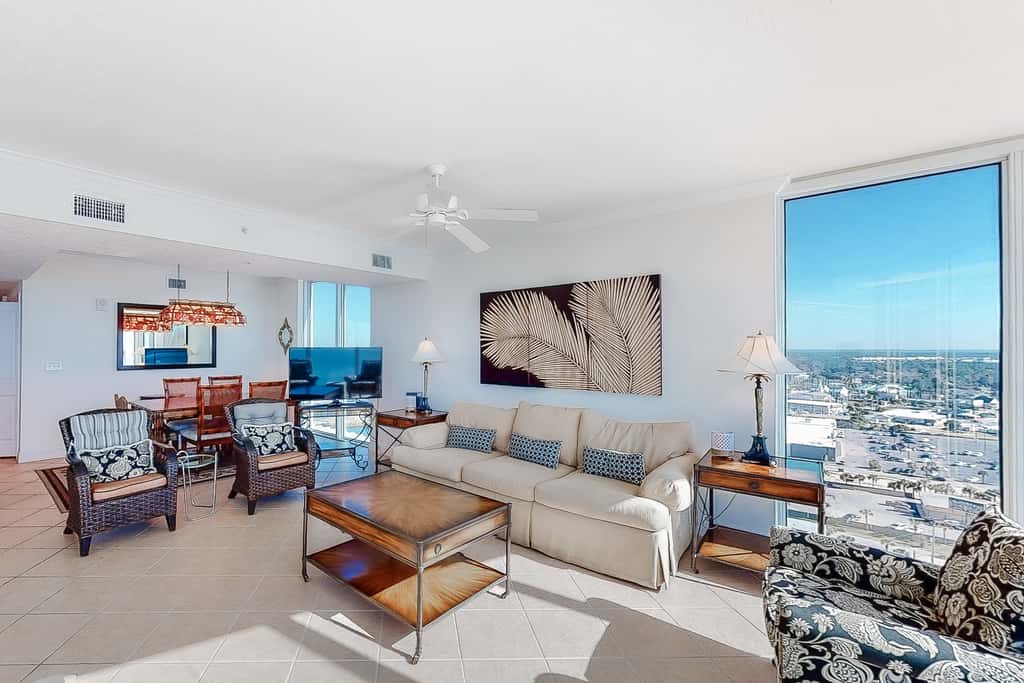 Bright Gulf-facing condo on the beach with pool & hot tub