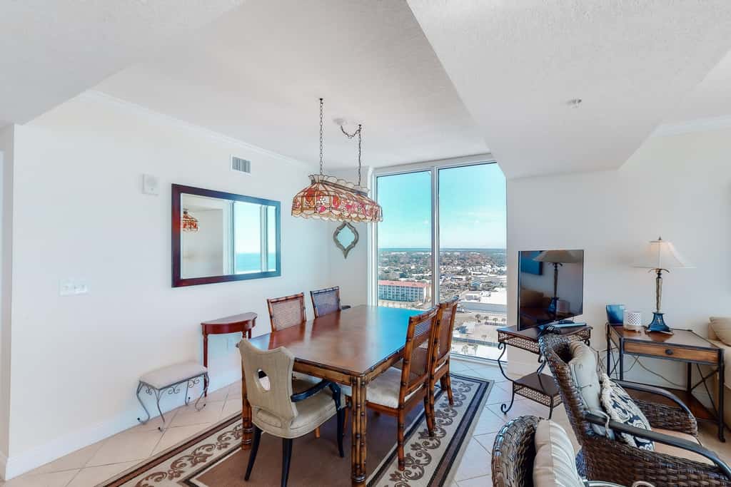 Bright Gulf-facing condo on the beach with pool & hot tub