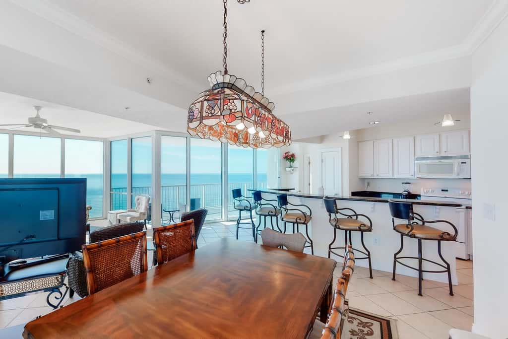 Bright Gulf-facing condo on the beach with pool & hot tub
