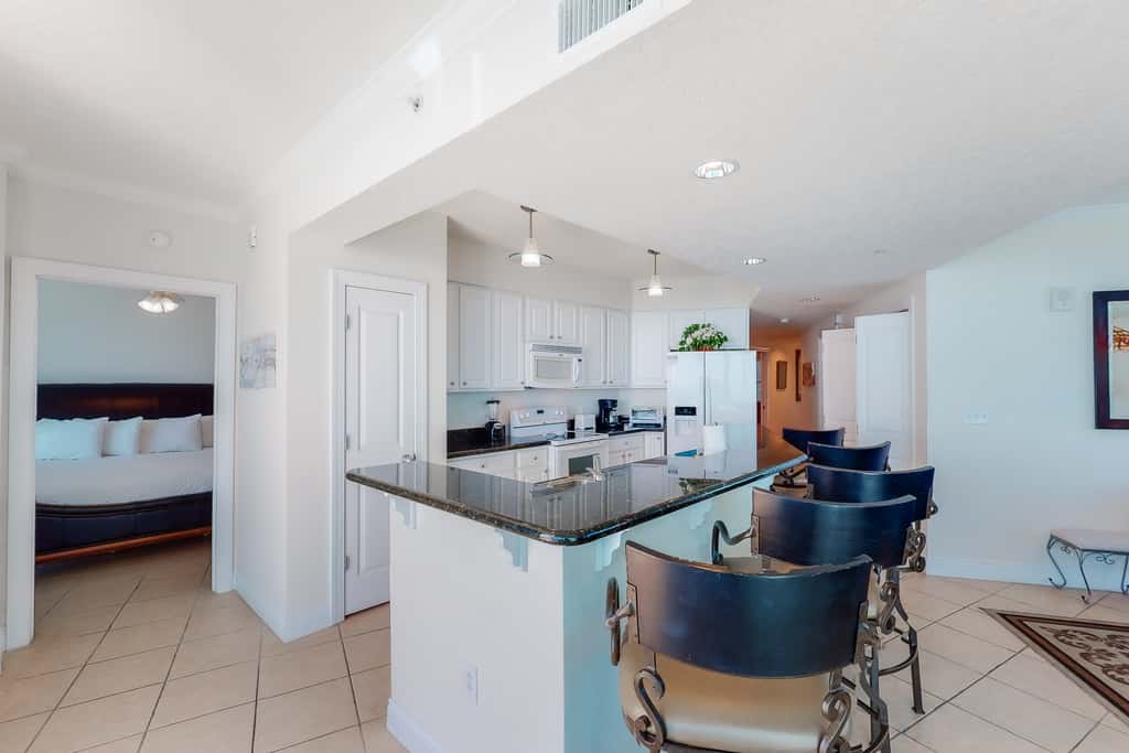 Bright Gulf-facing condo on the beach with pool & hot tub