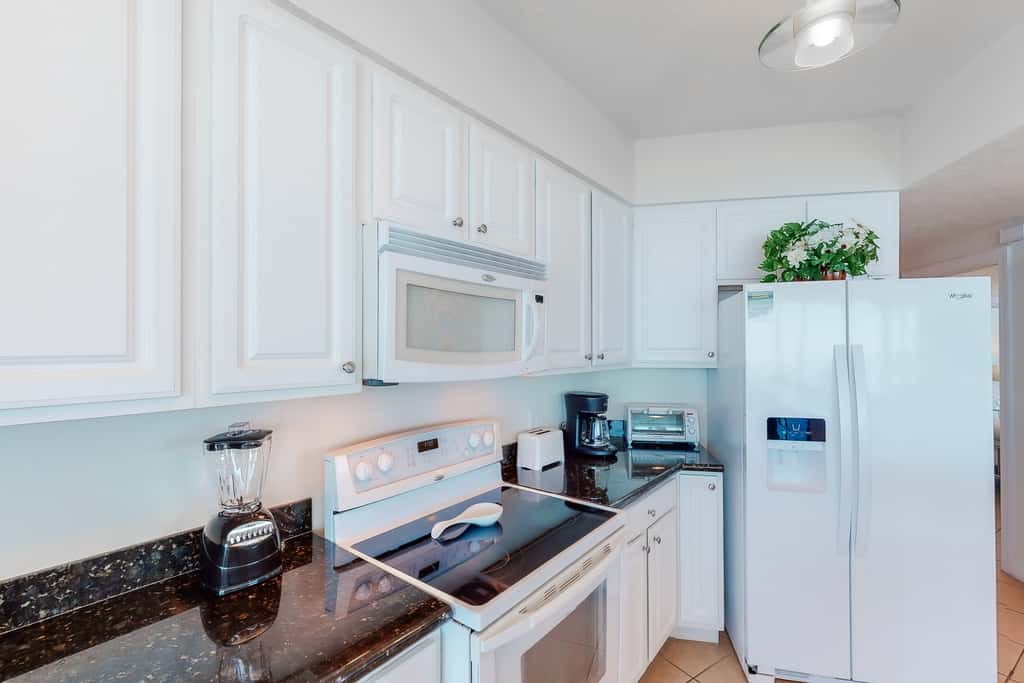 Bright Gulf-facing condo on the beach with pool & hot tub