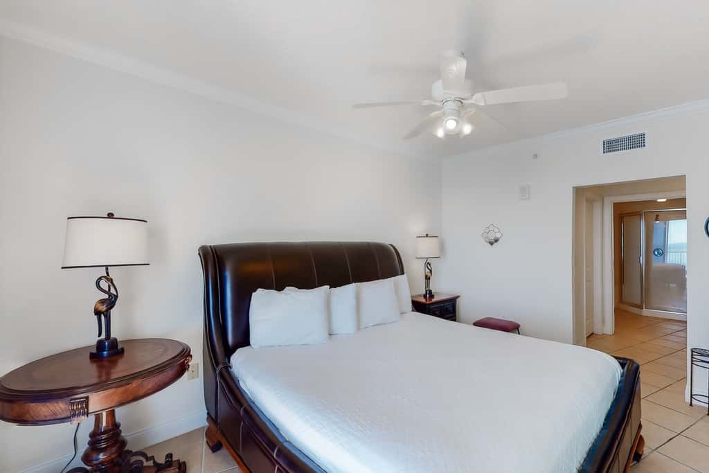 Bright Gulf-facing condo on the beach with pool & hot tub
