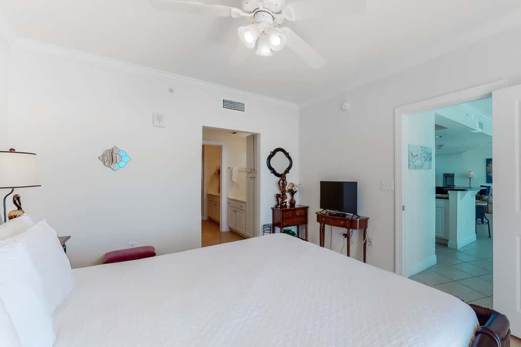 Bright Gulf-facing condo on the beach with pool & hot tub