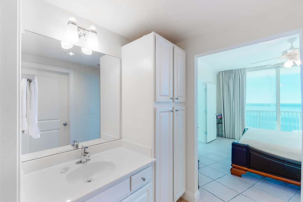 Bright Gulf-facing condo on the beach with pool & hot tub