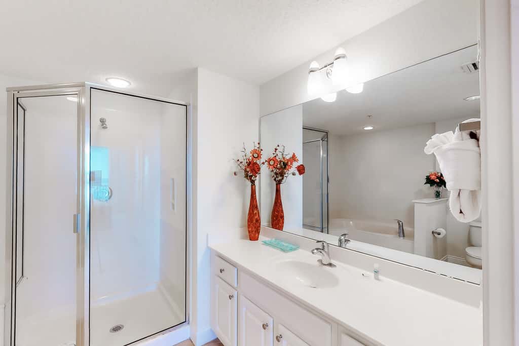Bright Gulf-facing condo on the beach with pool & hot tub