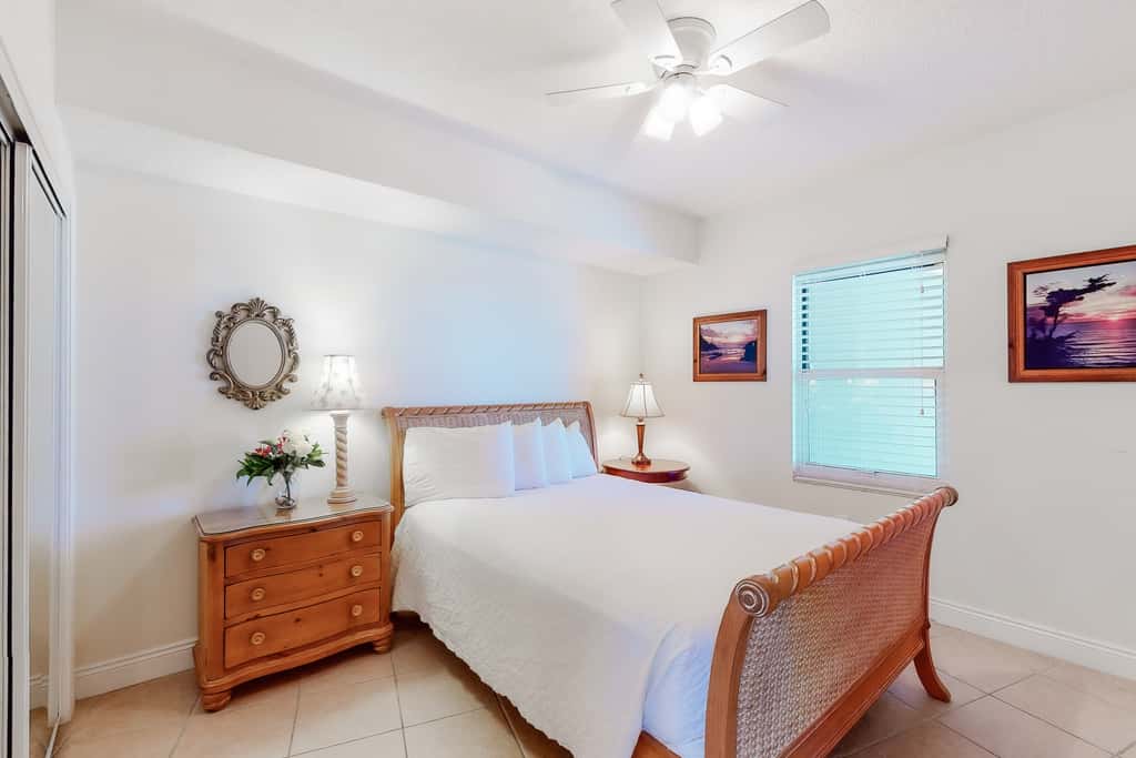 Bright Gulf-facing condo on the beach with pool & hot tub