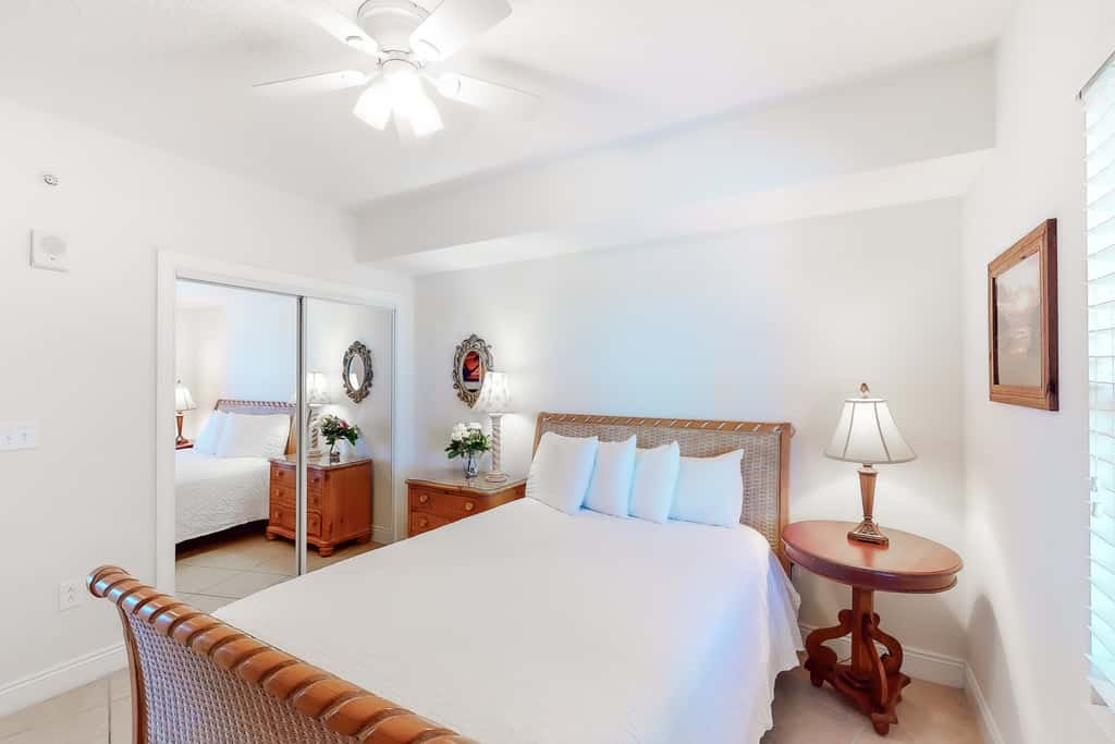 Bright Gulf-facing condo on the beach with pool & hot tub