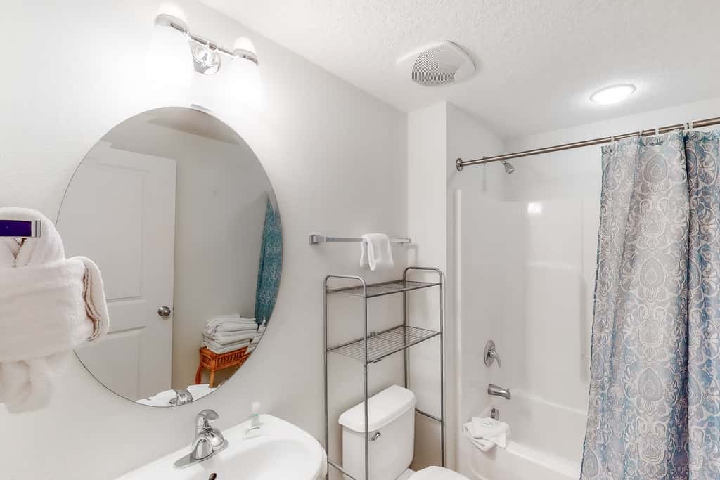 Bright Gulf-facing condo on the beach with pool & hot tub