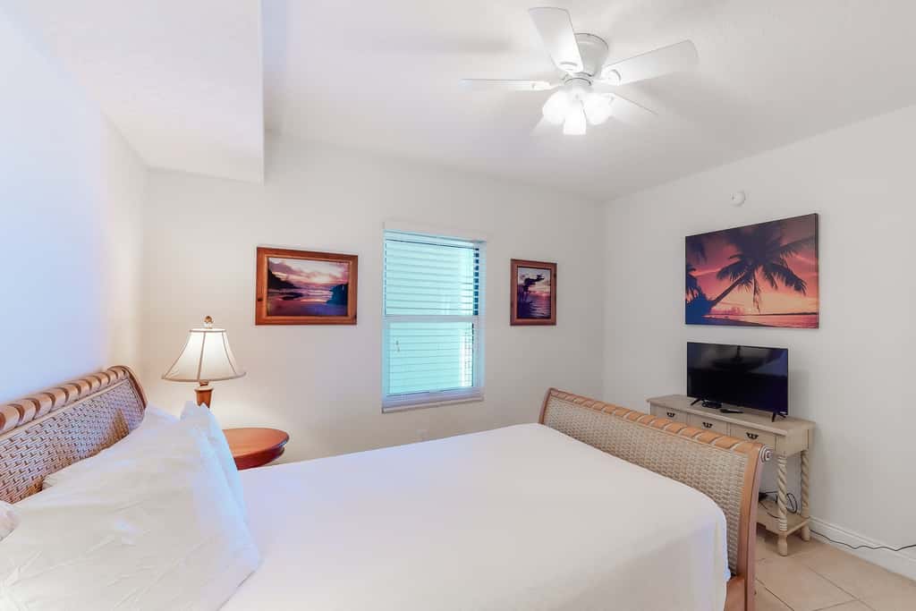 Bright Gulf-facing condo on the beach with pool & hot tub