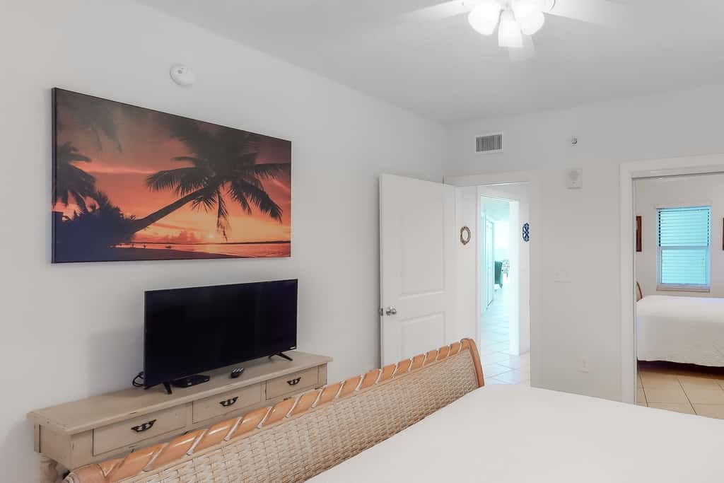Bright Gulf-facing condo on the beach with pool & hot tub