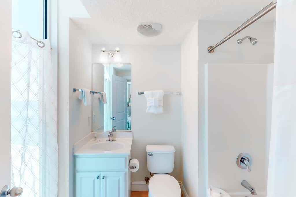 Bright Gulf-facing condo on the beach with pool & hot tub