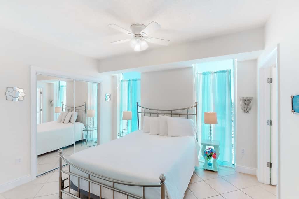 Bright Gulf-facing condo on the beach with pool & hot tub