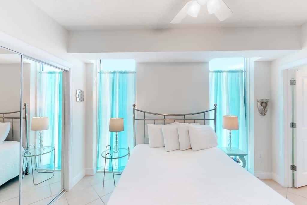 Bright Gulf-facing condo on the beach with pool & hot tub