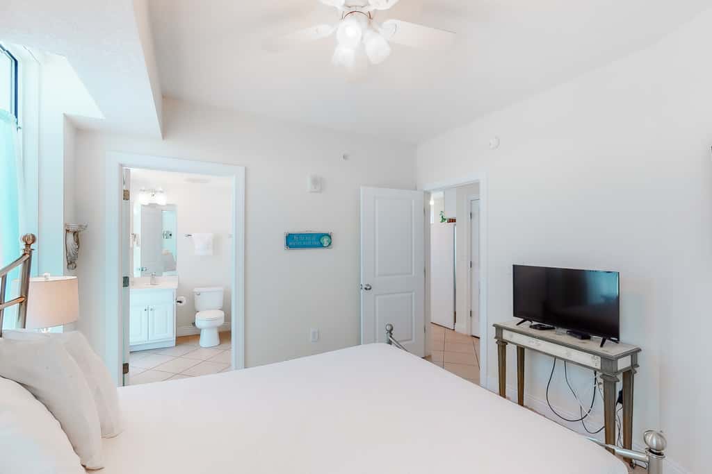 Bright Gulf-facing condo on the beach with pool & hot tub