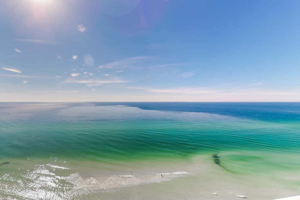Bright Gulf-facing condo on the beach with pool & hot tub