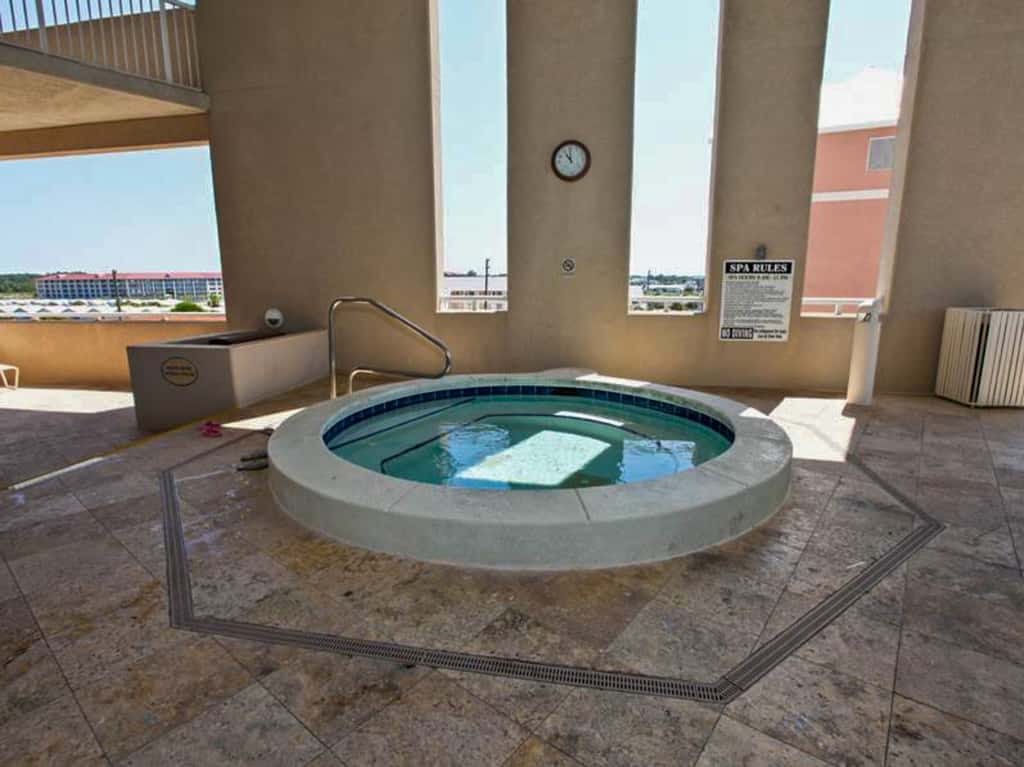 Bright Gulf-facing condo on the beach with pool & hot tub