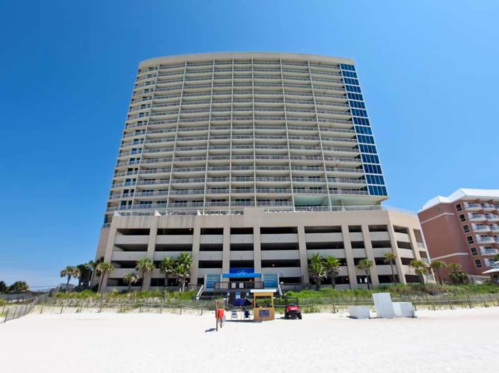 Bright Gulf-facing condo on the beach with pool & hot tub