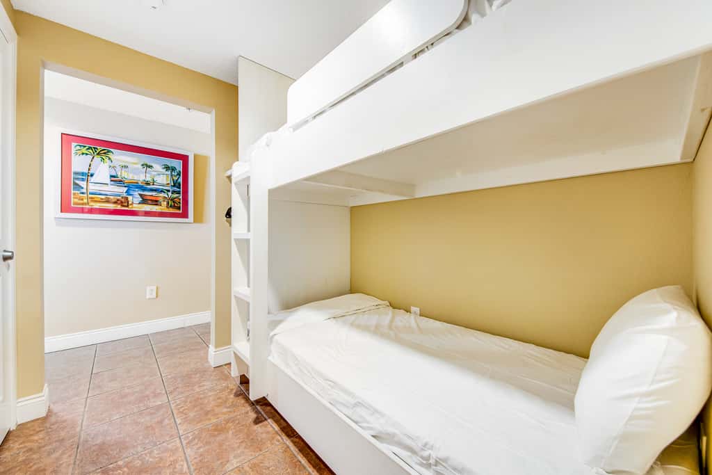 Panama City paradise on the beach with pool & balcony view