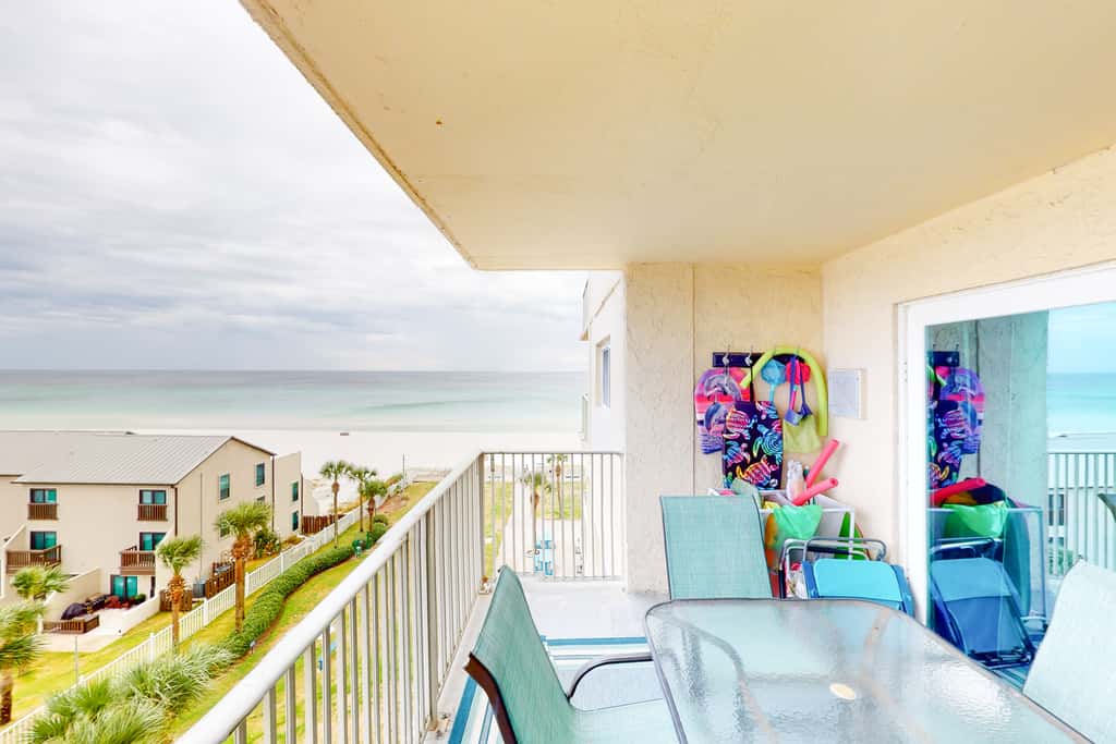 Beachfront condo with ocean-view balcony, pools, hot tub, gym, central AC, & WD