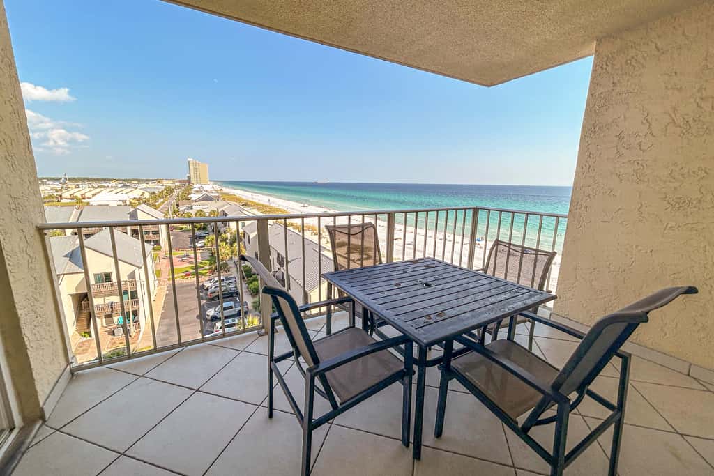 Beachfront Condo, gorgeous views, shared pool, hot tub, and beach access