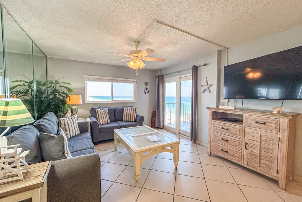 Beachfront Condo, gorgeous views, shared pool, hot tub, and beach access